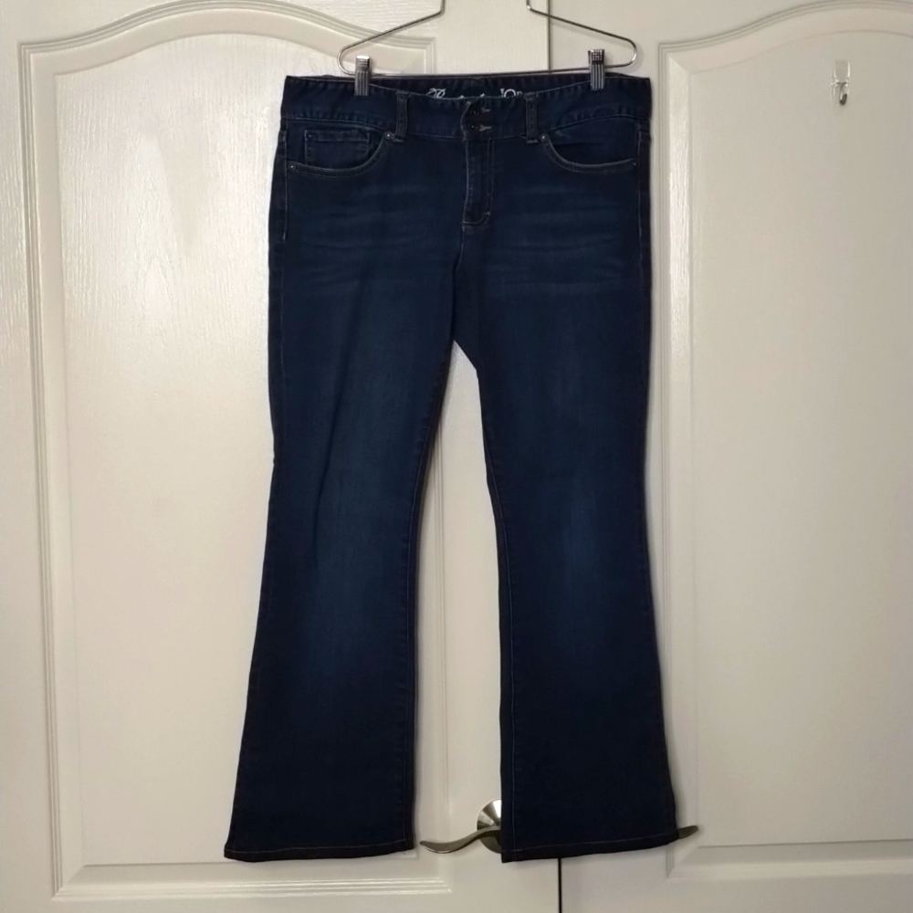 Tommy Hilfiger women's size 10R medium wash no distressed boot cut jeans